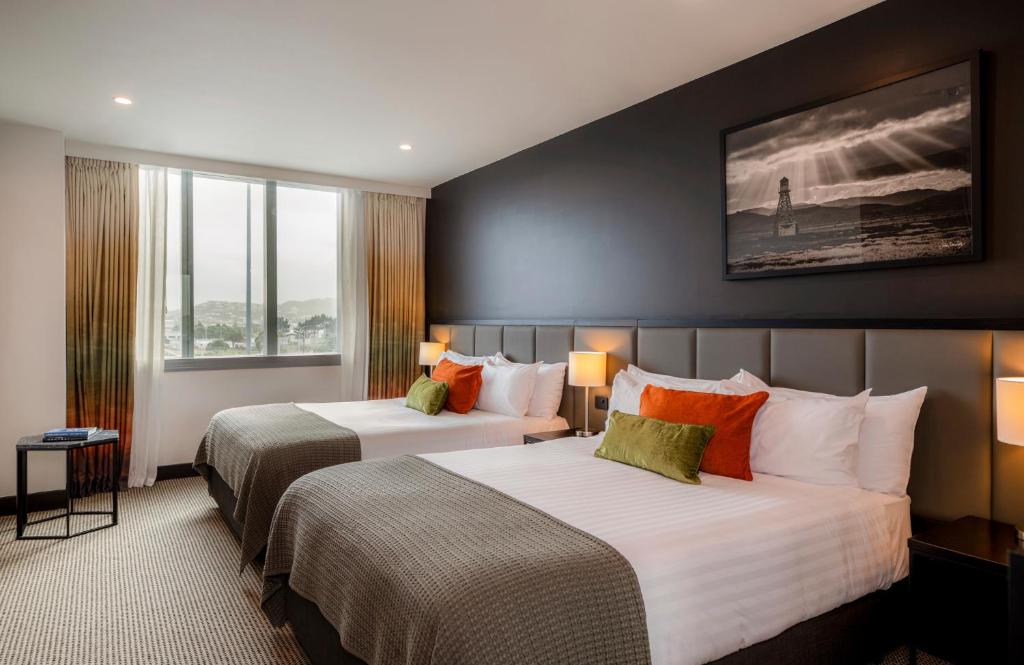 惠灵顿Rydges Wellington Airport的酒店客房带两张床和两个窗户