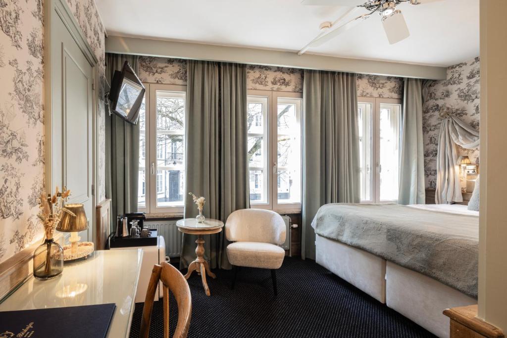 布鲁日Hotel Biskajer by CW Hotel Collection - Adults Only的配有一张床和一张书桌的酒店客房