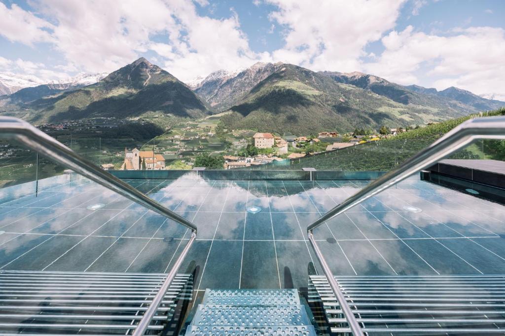 思科纳霍安瓦特酒店的一座山地建筑玻璃地板上的观景台