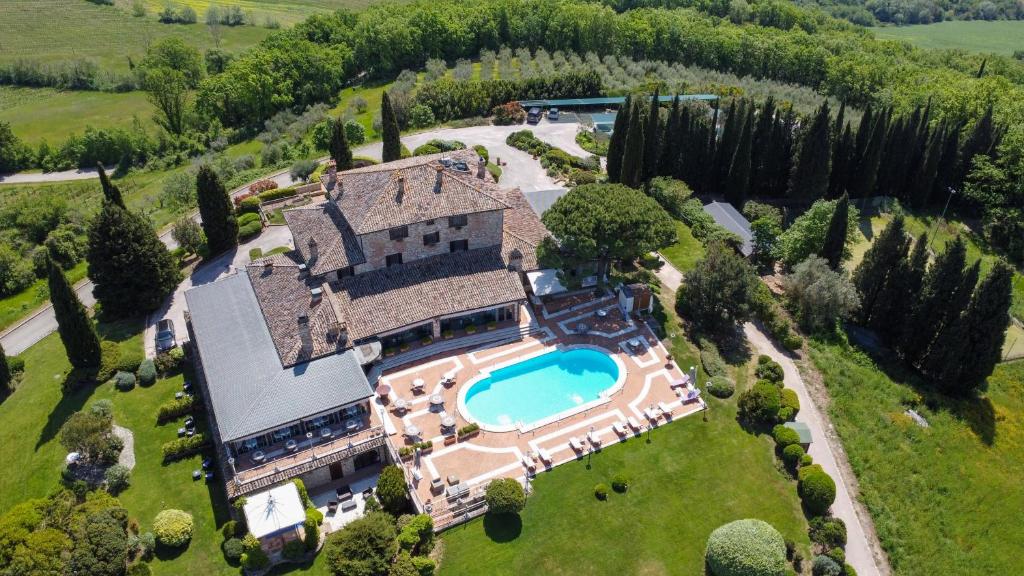 托迪托蒂尼酒店的享有带游泳池的庄园的空中景致
