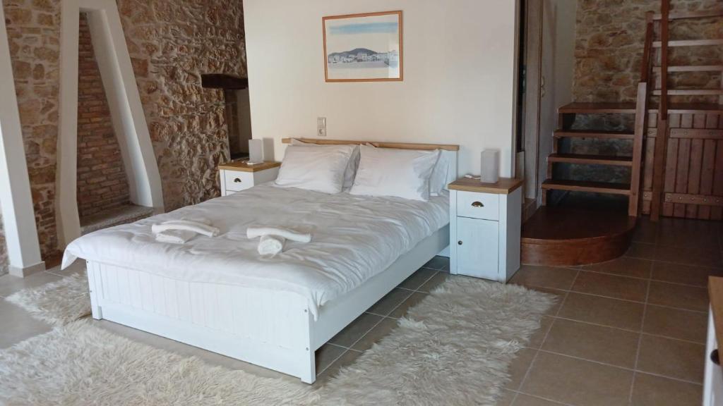 卡拉莫斯KALAMOS PLAZA的卧室配有白色的床和2个床头柜