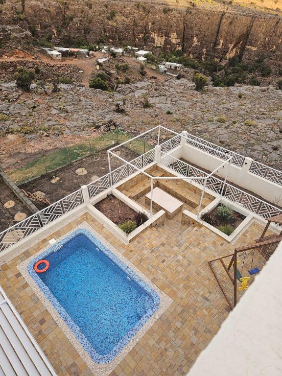 QurayyahHorizon Villa的享有房子游泳池的顶部景色