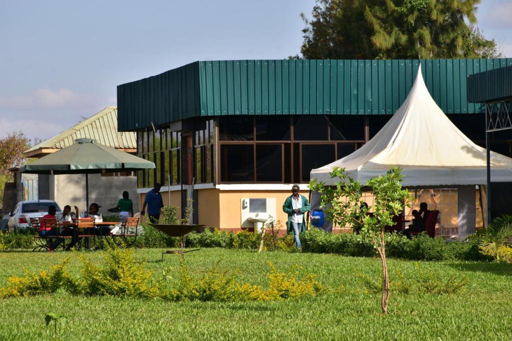 NguluniKoma Gardens and Resort的建筑前的白色帐篷