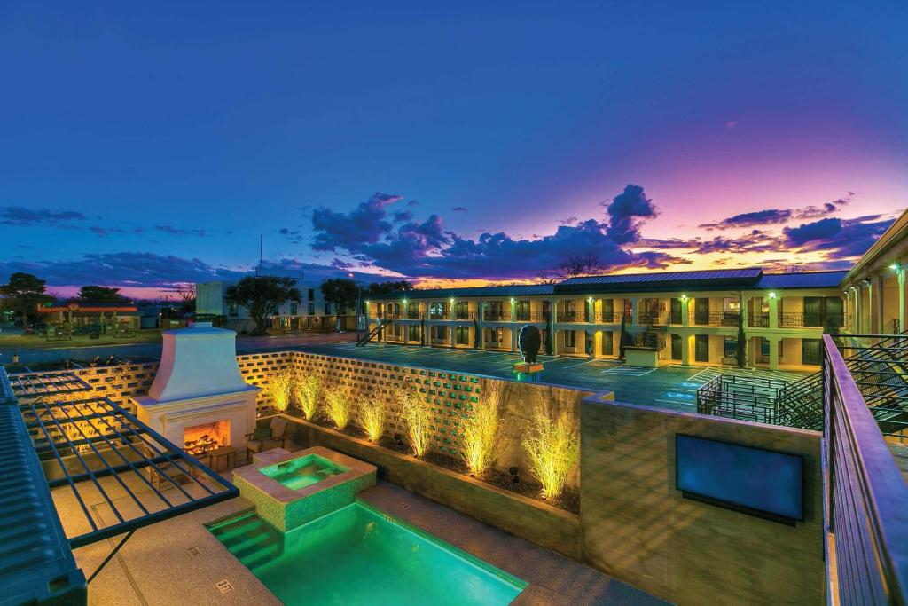 圣安吉洛Angoria Hotel的一座带游泳池和大楼的度假村