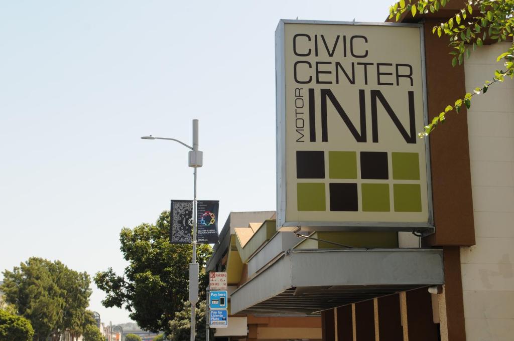 旧金山思域中心汽车旅馆的建筑物一侧的cvs中心固定标志