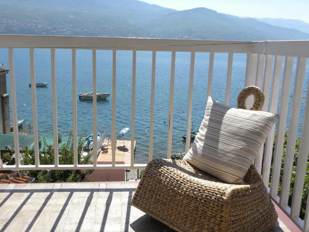 奥赫里德Apartments Kanevce Beach&Relax的藤椅,坐在俯瞰大海的阳台