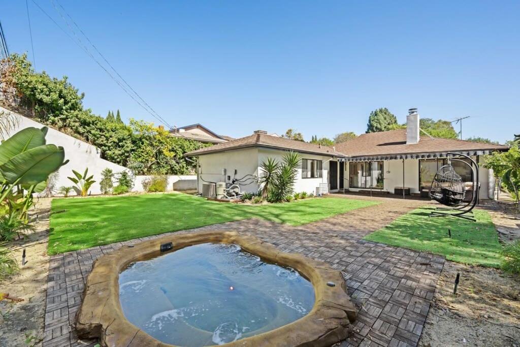 洛杉矶Modern Luxe: 4BR Home with Private Jacuzzi的庭院内有一座大游泳池的房子
