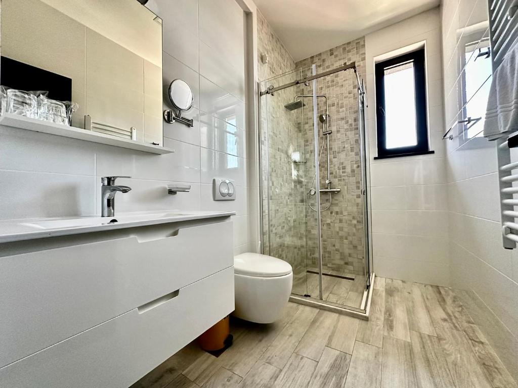 苏托莫雷Art-Hotel Del Medio的带淋浴、卫生间和盥洗盆的浴室