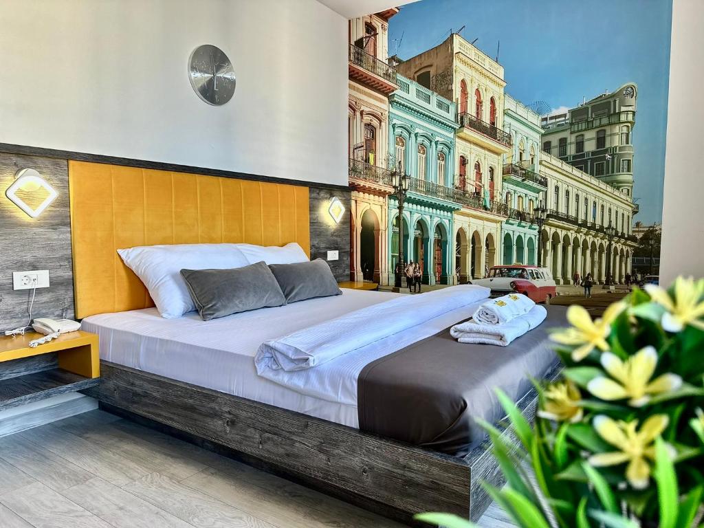苏托莫雷Art-Hotel Del Medio的大楼前设有1间带大床的卧室