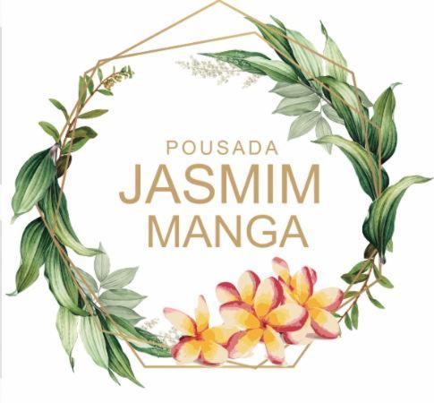 乌巴图巴Jasmim Manga pousada e Cafe的花环热带花朵花环,在白色的背景上落下
