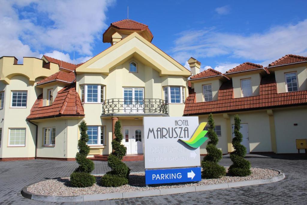 格鲁德柴兹玛茹萨酒店的前面有标志的房子
