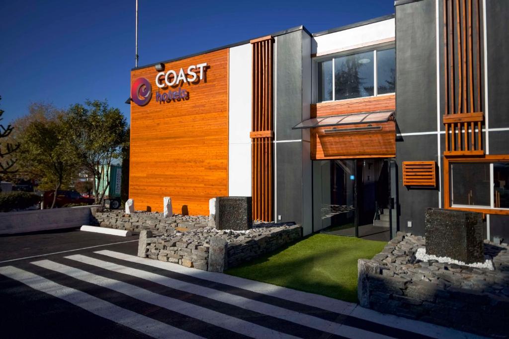 伯纳比Coast Metro Vancouver Hotel的享有海岸酒店建筑的正面景色