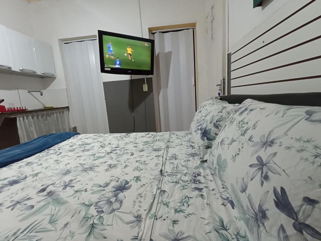 尼泰罗伊Refúgio Piratininga térreo 101的一间卧室配有一张床,其中配有电视