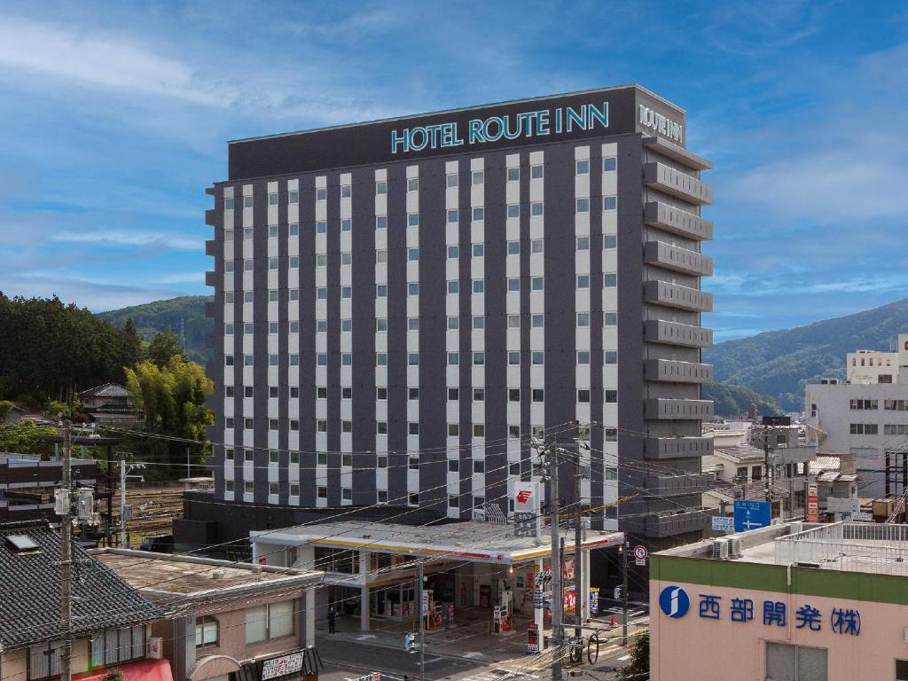 MiyoshiHotel Route Inn Miyoshi Ekimae的一座酒店大楼,上面设有酒店路线