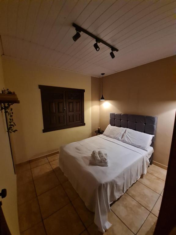 卡塔斯阿塔斯Pertim da Serra的卧室配有一张白色大床