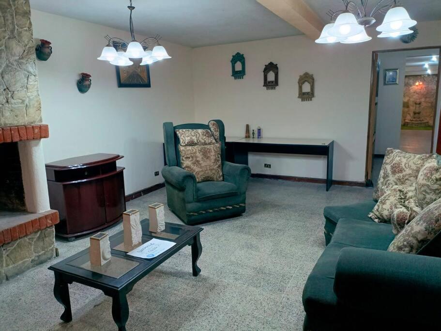 克萨尔特南戈Casa completa en Xela的客厅配有沙发、椅子和桌子