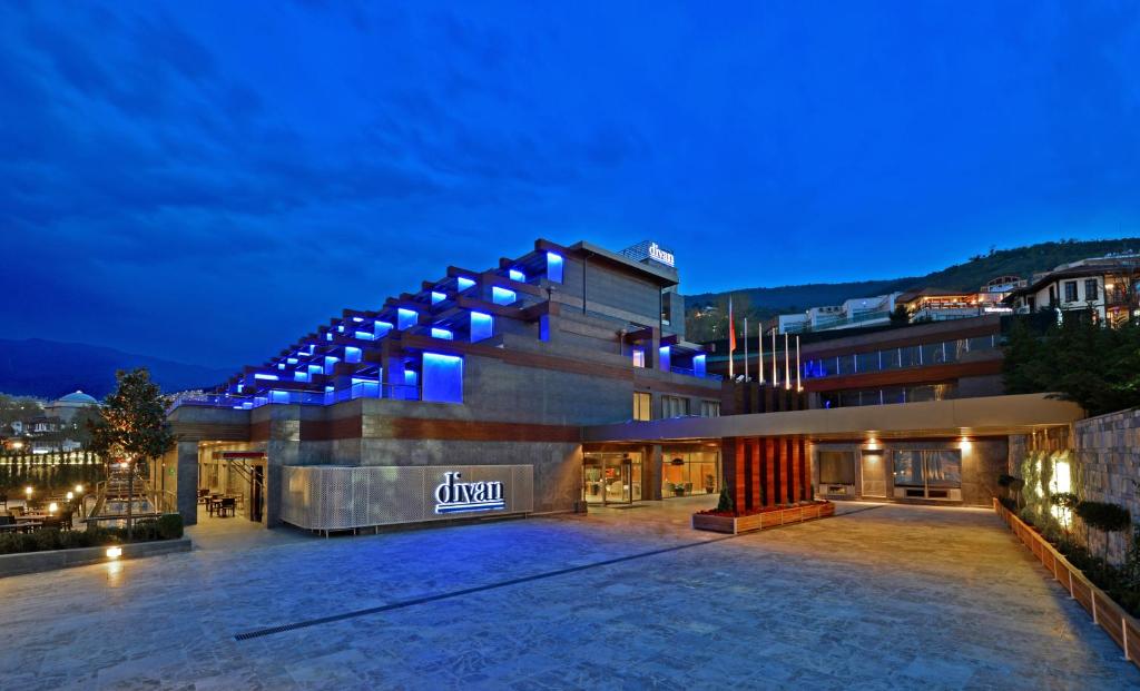 伯萨迪万布尔萨酒店的享有大楼的夜间景致