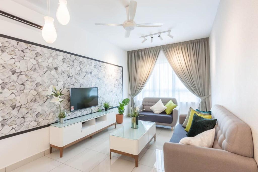 巴生Living in Greenery 2BR at Impiria Residensi Klang的带沙发和电视的客厅