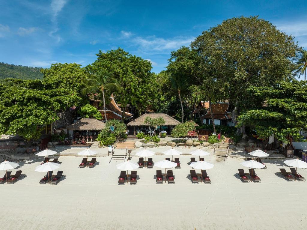 查汶Anavana Beach Resort的海滩上一组桌椅和遮阳伞