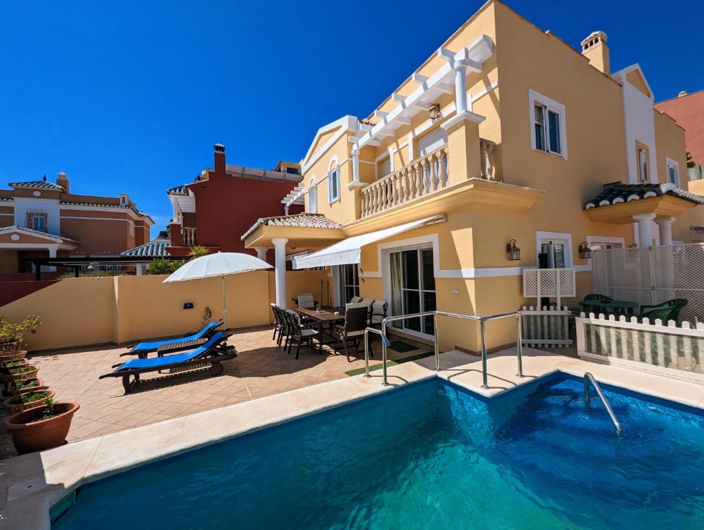 托雷德尔马尔Viña Home的别墅前设有游泳池