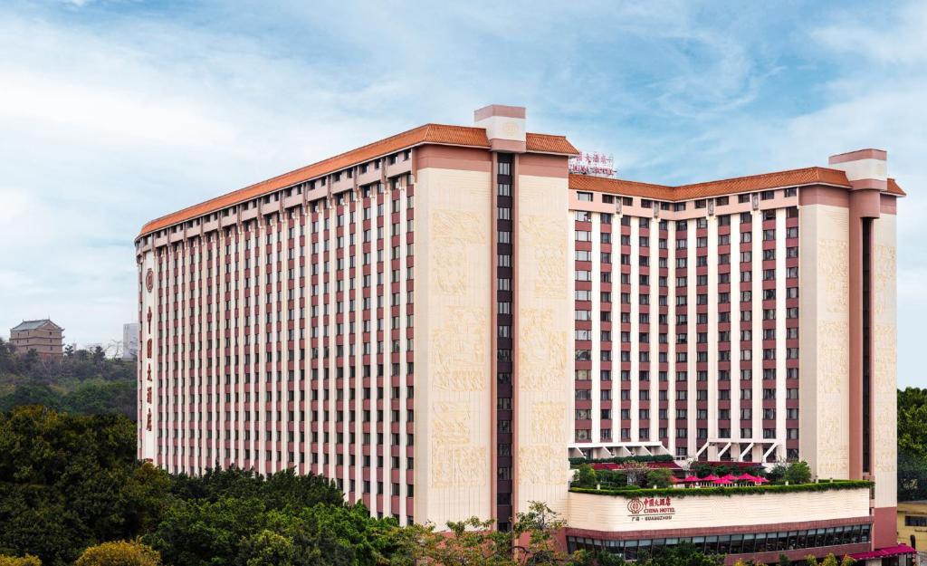 广州China Hotel Guangzhou的一座拥有许多窗户的大型建筑