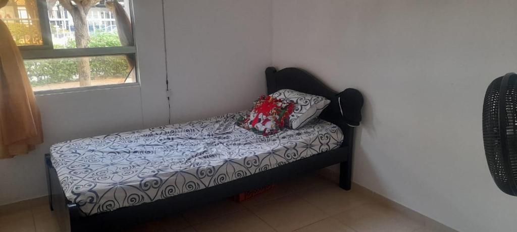 巴耶杜帕尔APARTAMENTO 3 HABITACIONES - No aire acondicionado的一张小床,位于客房的角落