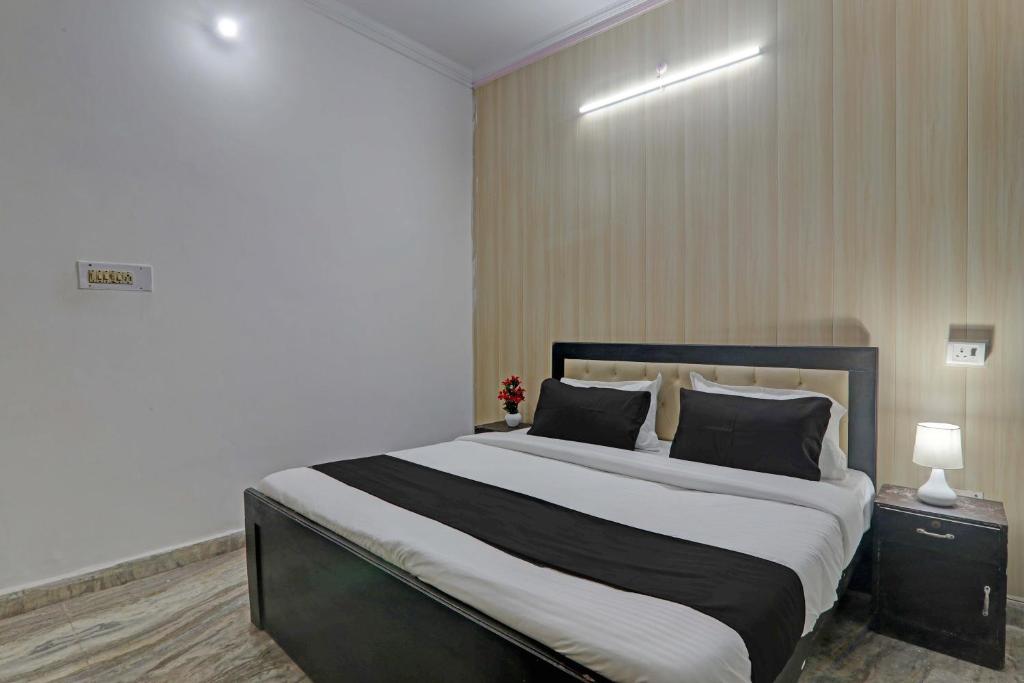勒克瑙OYO Flagship Dripp Stay Inn的一间卧室配有一张大床和两个枕头