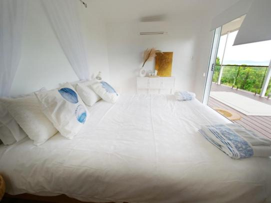 MidgetonDUENDE Sirène Mermaid的窗户客房内的一张大白色床