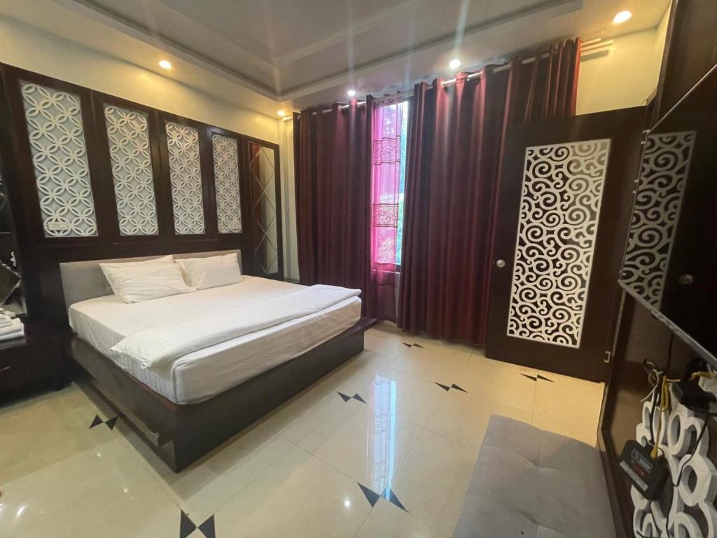 Yen BaiKhách sạn Phương Thuý 2的一间卧室设有一张床和一些窗户。