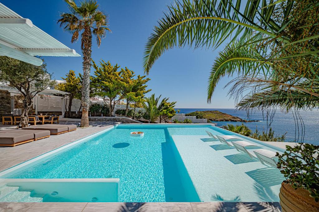 米克诺斯城Sanarte Villas Mykonos的海景游泳池