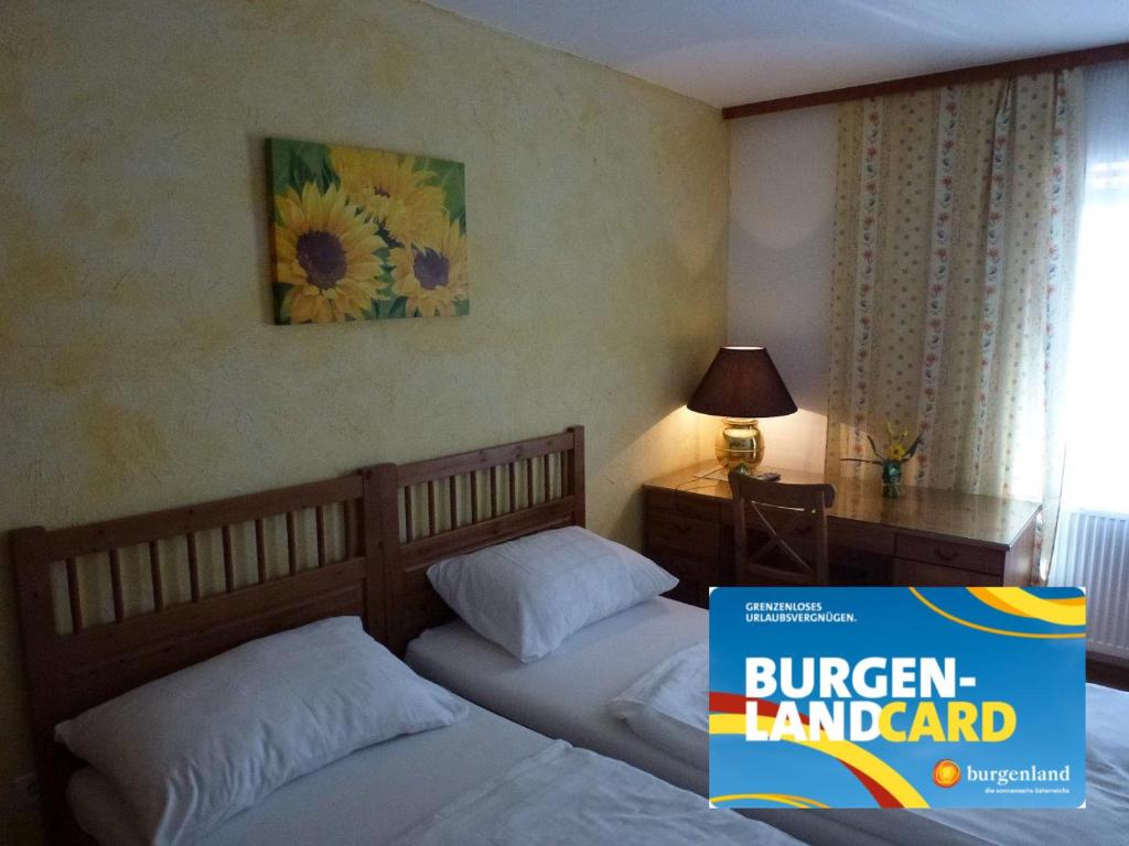Landgasthof Faymann的在酒店房间设有两张床,上面标有生姜房东的标牌