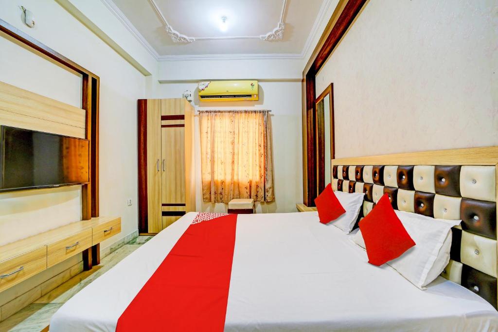 博帕尔OYO SPOT ON Hotel My Lord的一间卧室配有一张带红色枕头的大床