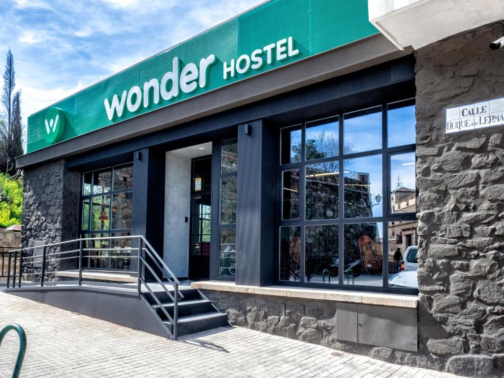 托莱多Wonder Hostel的一座建筑,上面有标志,读过奇妙的旅馆