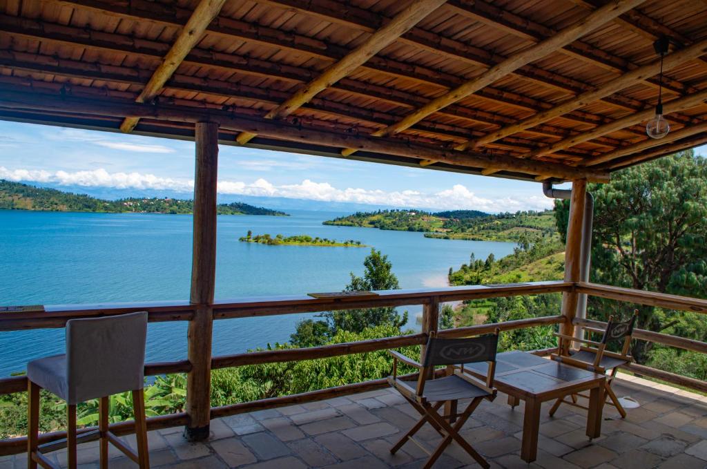 Umutuzo lodge Kivu lake的从房子的门廊上欣赏湖景