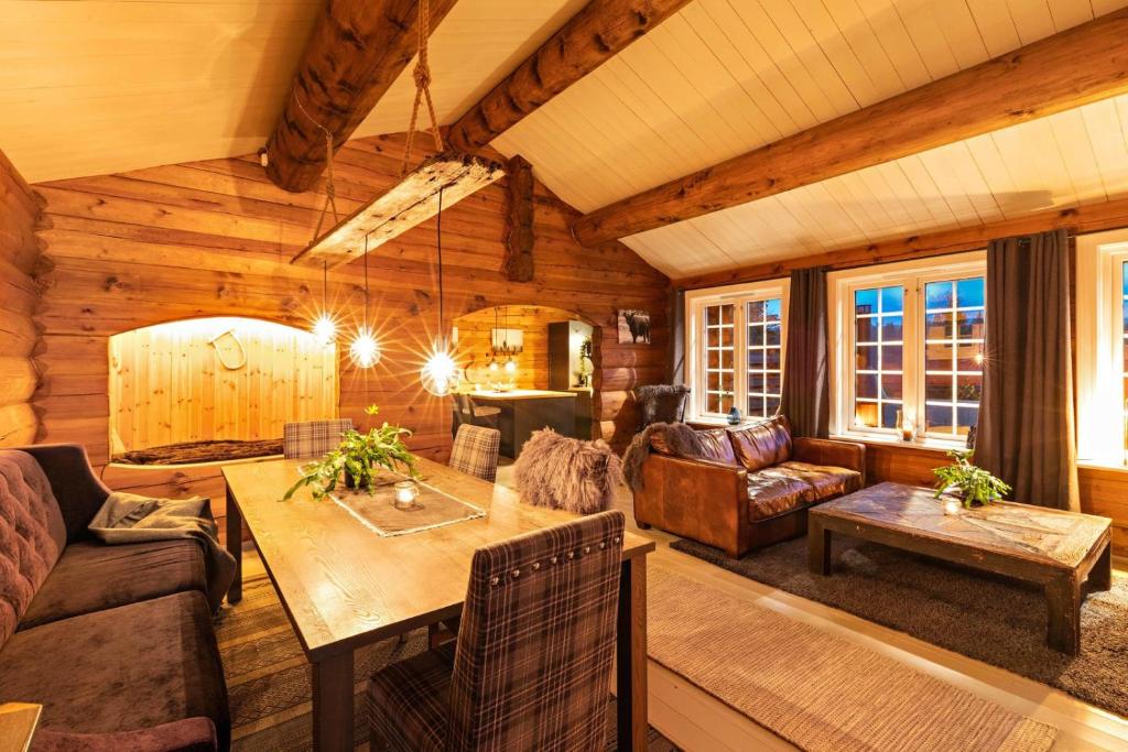 LislevatnLuxurious and modern log cabin close to nature的客厅配有沙发和桌子