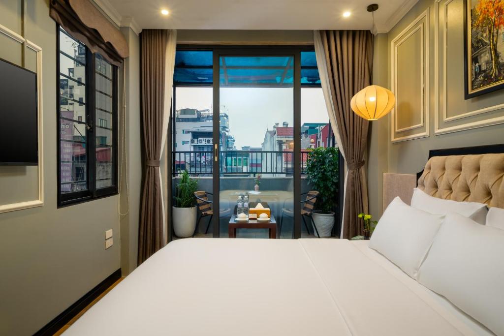 河内Bella Rosa Hotel & Travel的一间卧室设有一张大床和一个大窗户
