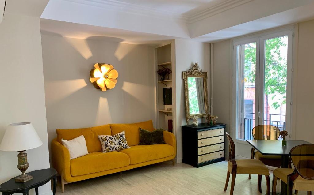 巴斯蒂亚波拿巴特酒店的客厅配有黄色的沙发和桌子