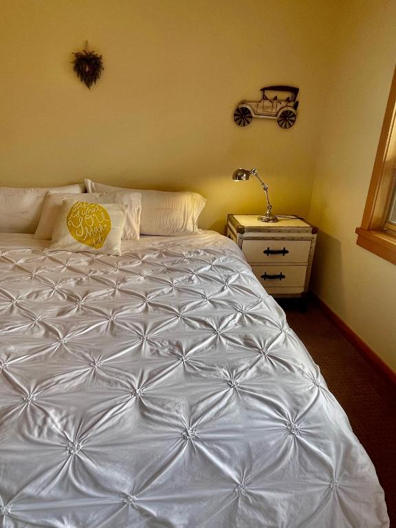 坎莫尔Fantastic views的一间卧室配有一张白色的床,上面有灯