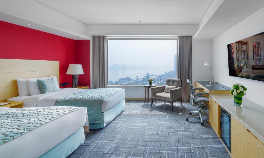 武汉武汉马哥孛罗酒店的酒店客房配有两张床和一张书桌