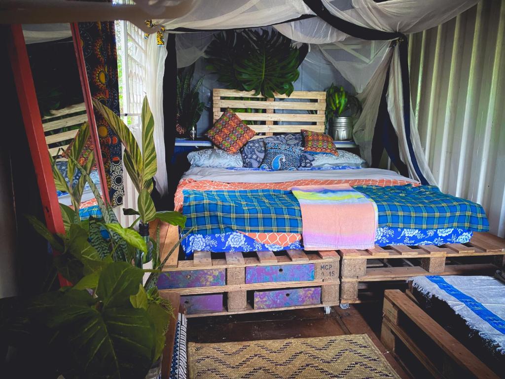 金贾Jinja Jungle的帐篷内一间卧室,配有一张床
