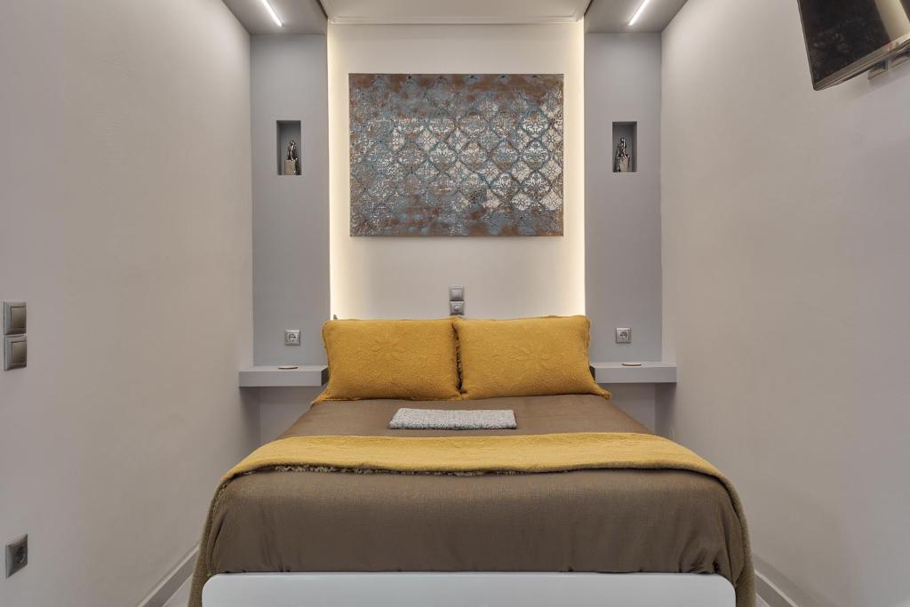 米蒂利尼Modern Studio for Two, Mytilene Lesvos的墙上画的一张床上