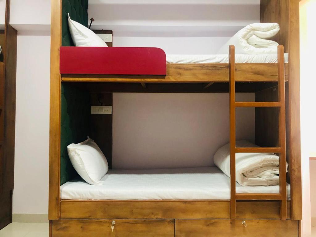 Everest Stays Rooms and Dormitory客房内的一张或多张双层床