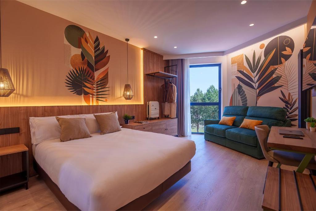 鲁韦纳Hotel Ciudad de Burgos的卧室配有一张白色的大床和一张沙发。