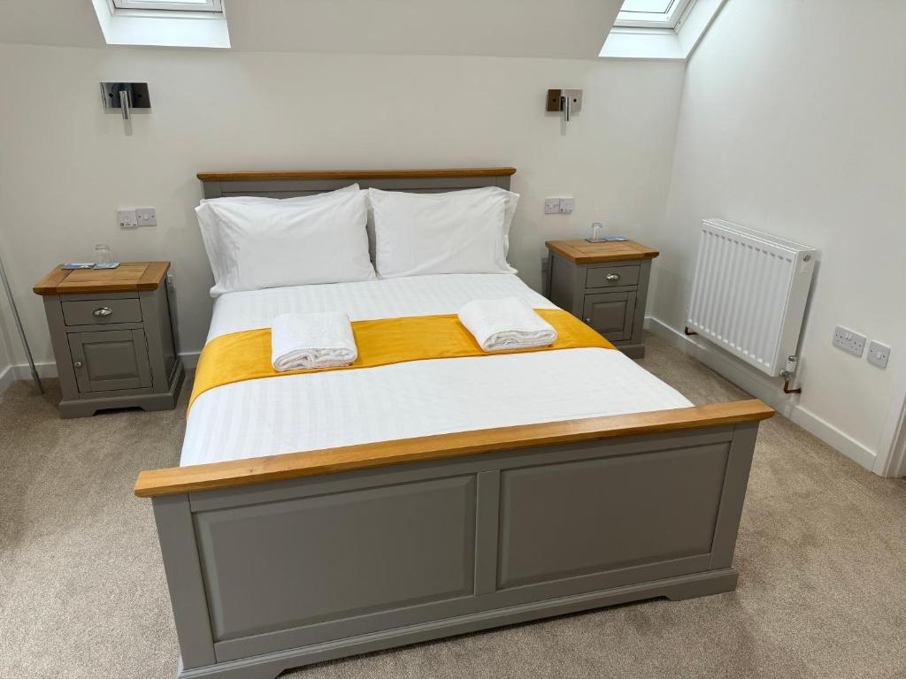 彭赞斯Wayfarers Lodge的一间卧室配有一张带2个床头柜的大床