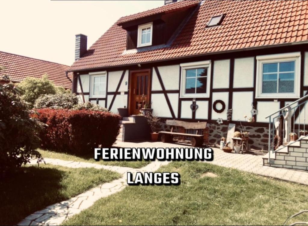 FreiensteinauFerienwohnung Langes的前面有语言允许的文字的房子