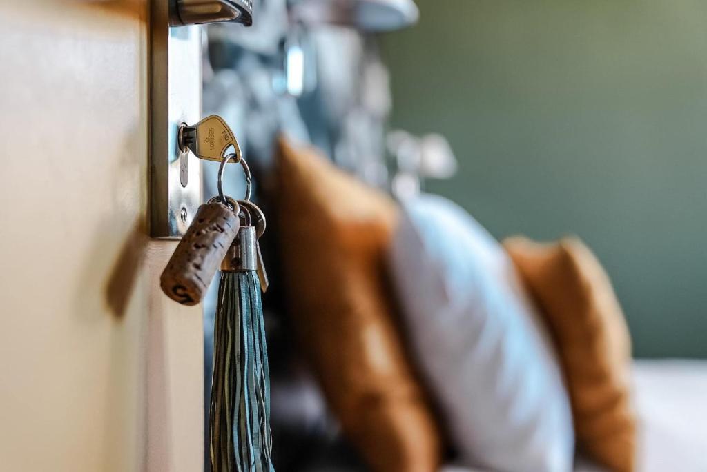 蒙彼利埃乐桑斯六酒店的一把钥匙挂在带枕头的门上