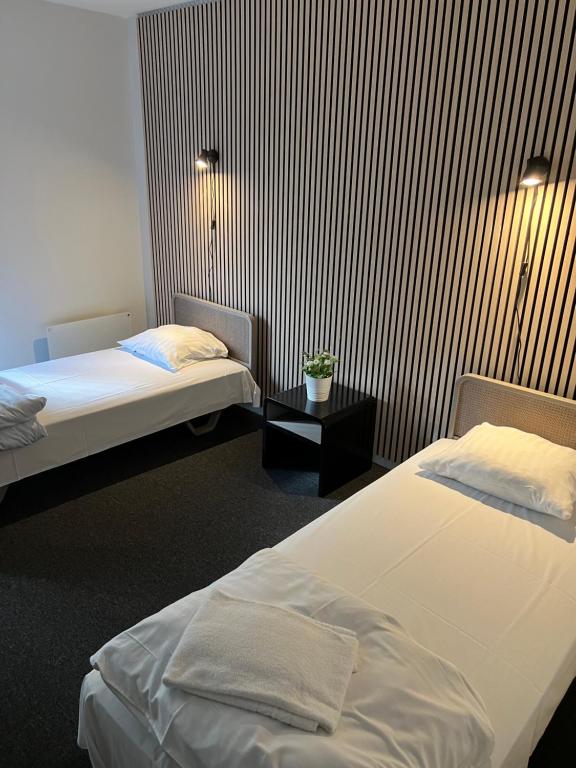 SkibbySkuldelev kro的酒店客房设有两张床和一张桌子。