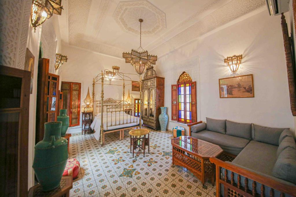 非斯Dar Dalila Fes的客厅配有沙发和桌子