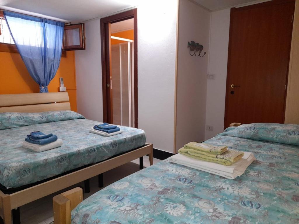 斯廷蒂诺BBrezza Marina的客房设有两张单人床和一扇窗户。