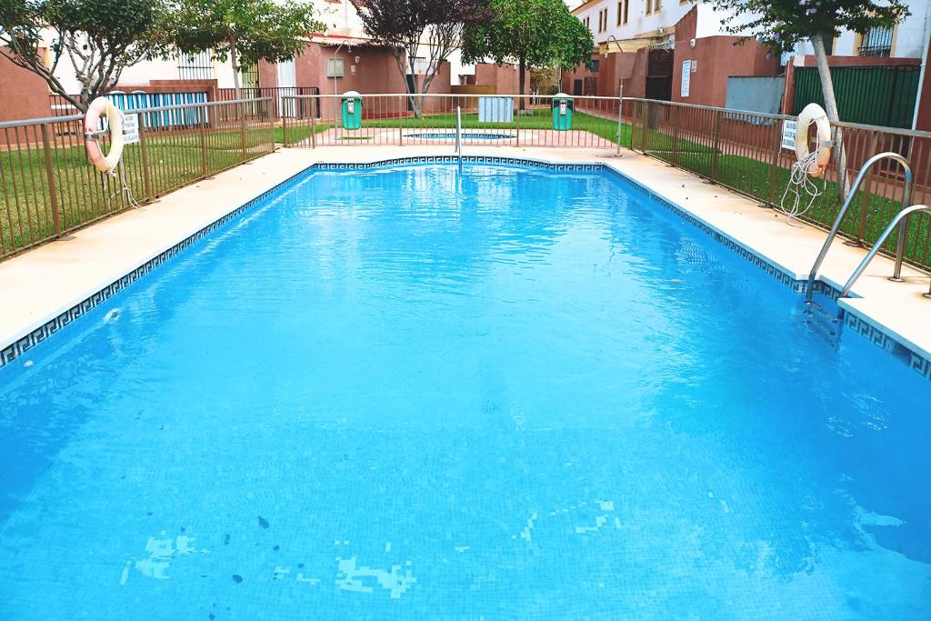 丰特-德彼德拉Casa Gracia Málaga Corazón de Andalucía的蓝色海水大型游泳池